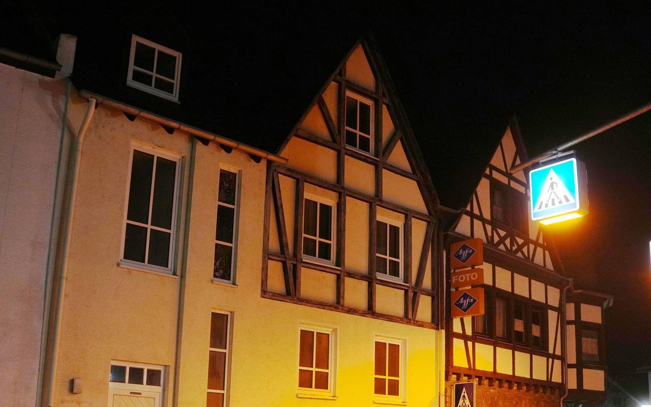 Teile eines Meteoriten beschädigen Häuser