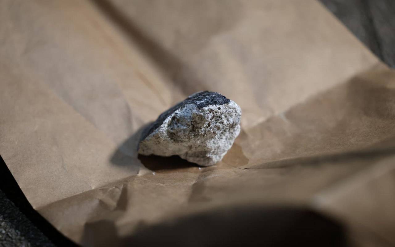 Teile eines Meteorit liegen in Koblenz auf einer Papiertüte