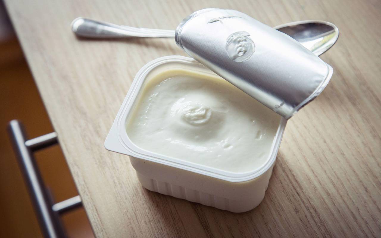 Eine Packung Magerquark steht in einer Küche