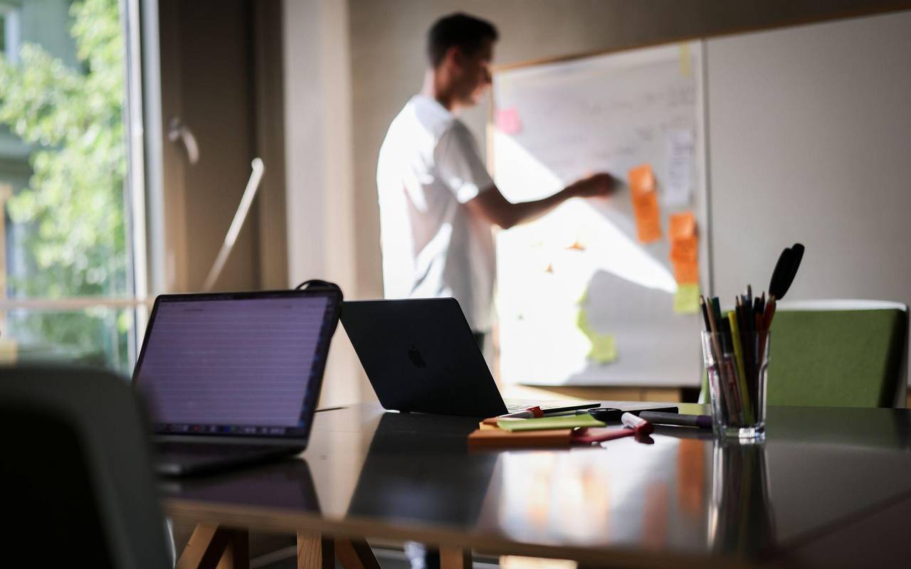 Ein Mann arbeitet an einem Arbeitsplatz im Coworking-space