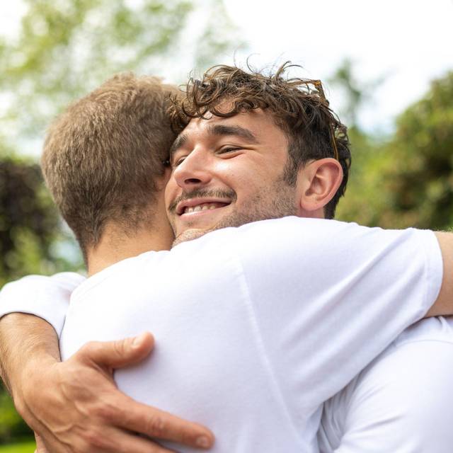 Zwei Männer begrüssen sich mit einer Umarmung