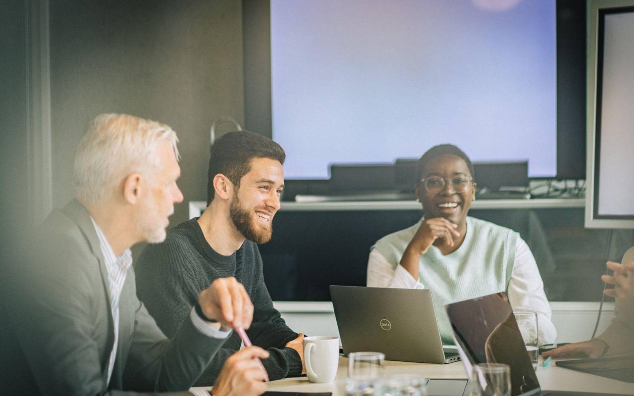 Eine Gruppe Kollegen in einem Konferenzraum