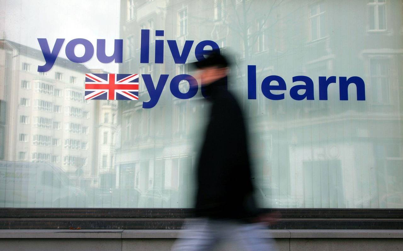 Schaufensterscheibe mit der Aufschrift "You live you learn"