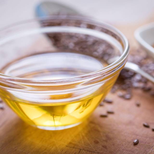 Leinsamen und Leinöl stehen auf einem Tisch