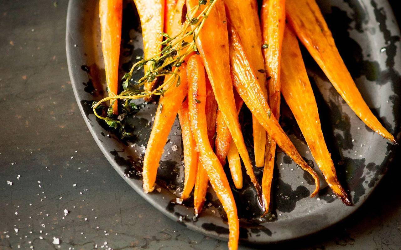 Ofen-Karotten liegen auf einem Teller