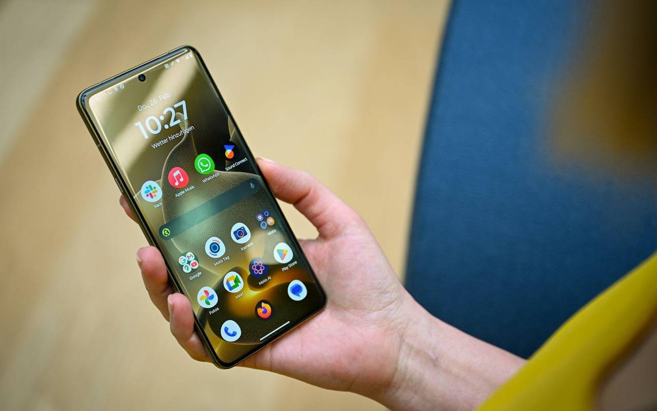 Eine Frau hält das Motorola Signature in der Hand