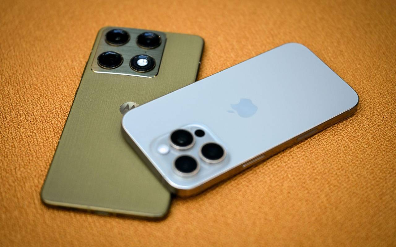 Motorola Signature und iPhone 16 Pro Max liegen übereinander