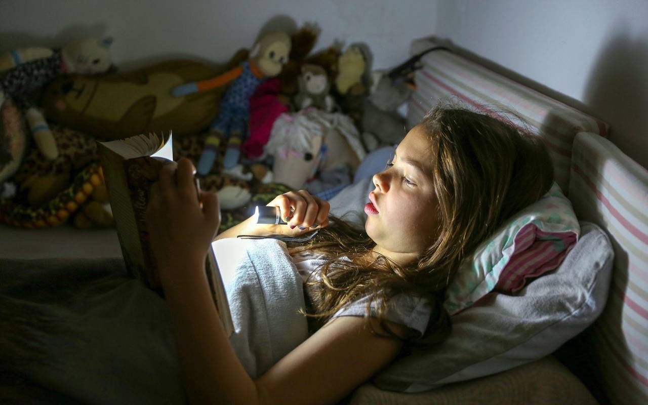 Ein Kind liest im Bett