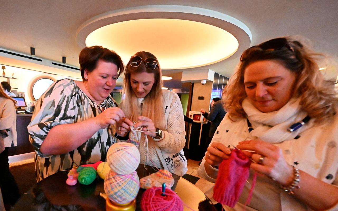 Mit Stricknadel und Wollknäuel ins Kino