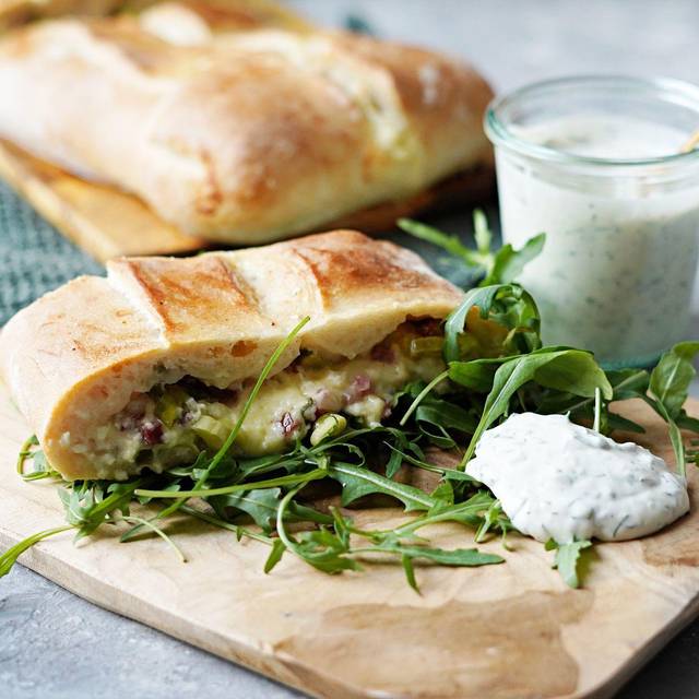 Ein Handbrot liegt auf einem Brett