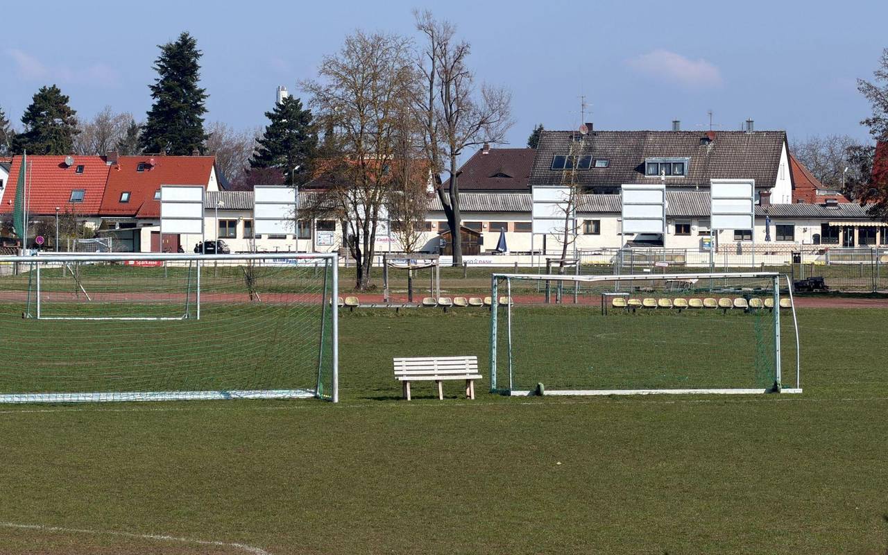 Fußballtor stürzt auf 7-jährigen Jungen