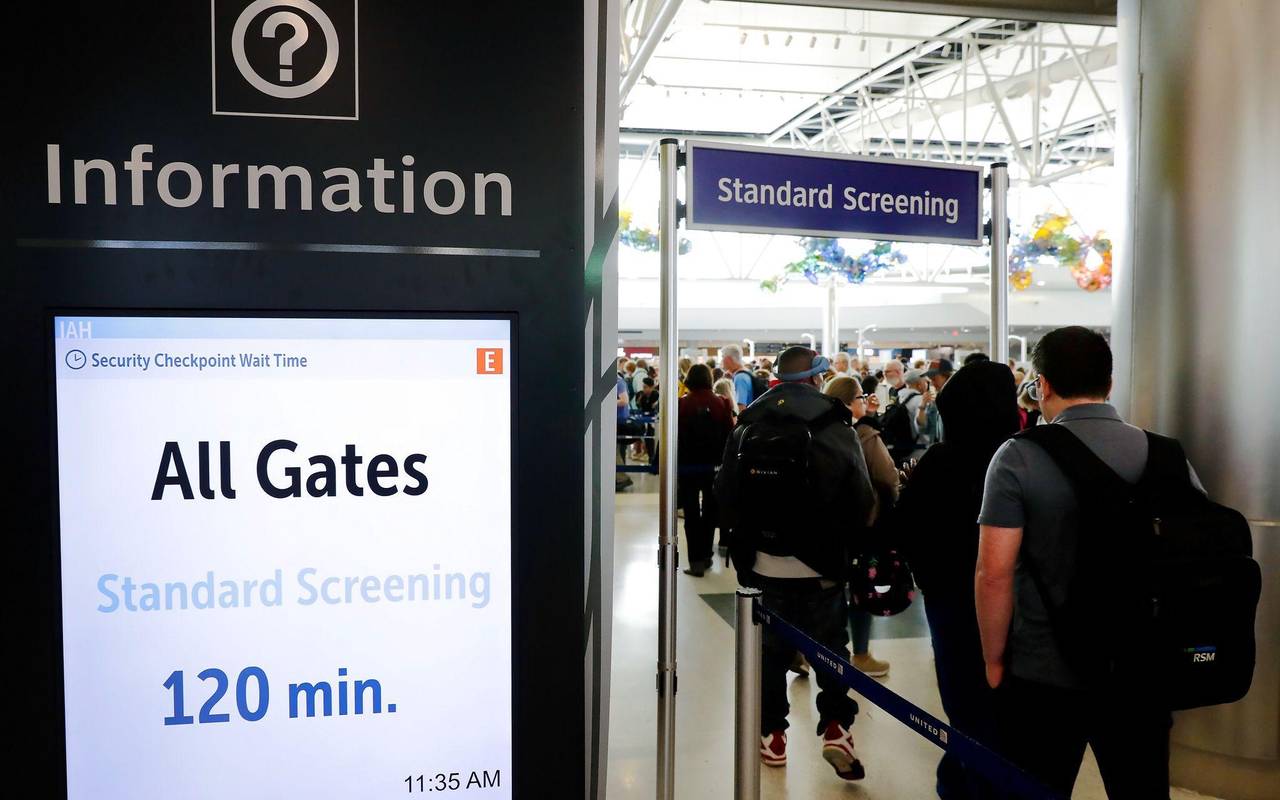 Lange Warteschlangen auf Flughafen in Houston