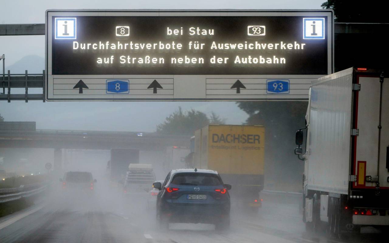 Anzeige mit der Aufschrift „Bei Stau Durchfahrtsverbote“