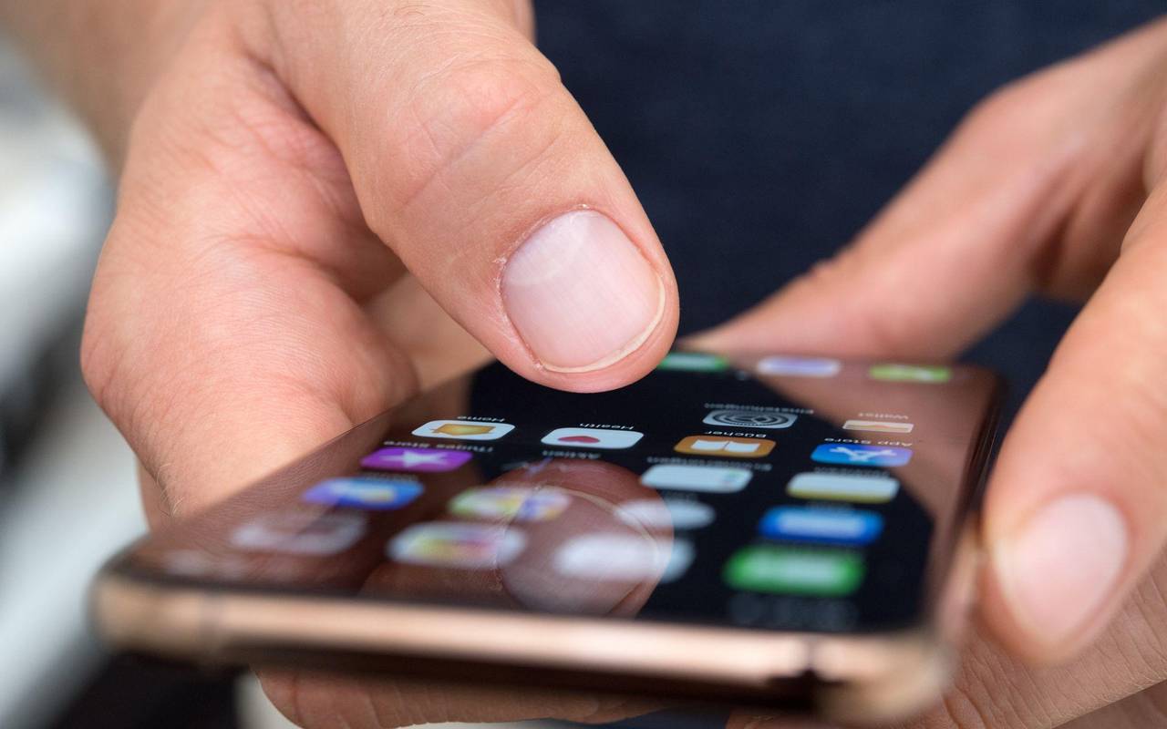 Ein Mann benutzt ein iPhone