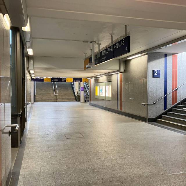 Unterführung zwischen Eingang und Aufgängen in Kaiserslautern.