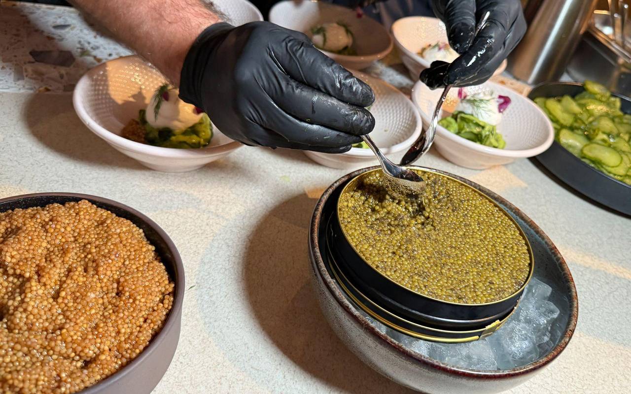 Zubereitung des Gurkensalats mit Kaviar im «Clash Kitchens»