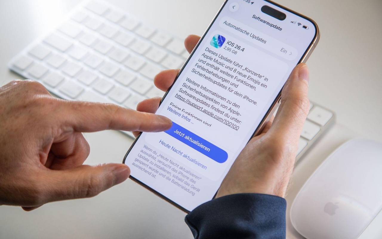 Ein Mann startet ein Softwareupdate auf einem iPhone