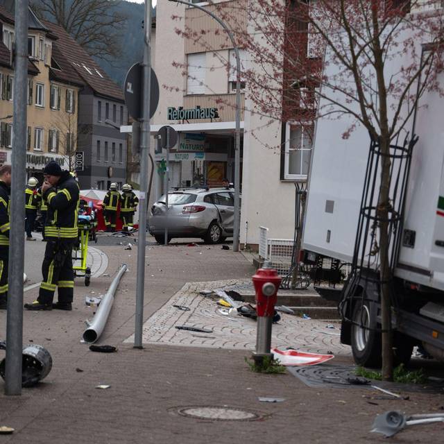 Lastwagen erfasst Mutter und Kind - beide tot