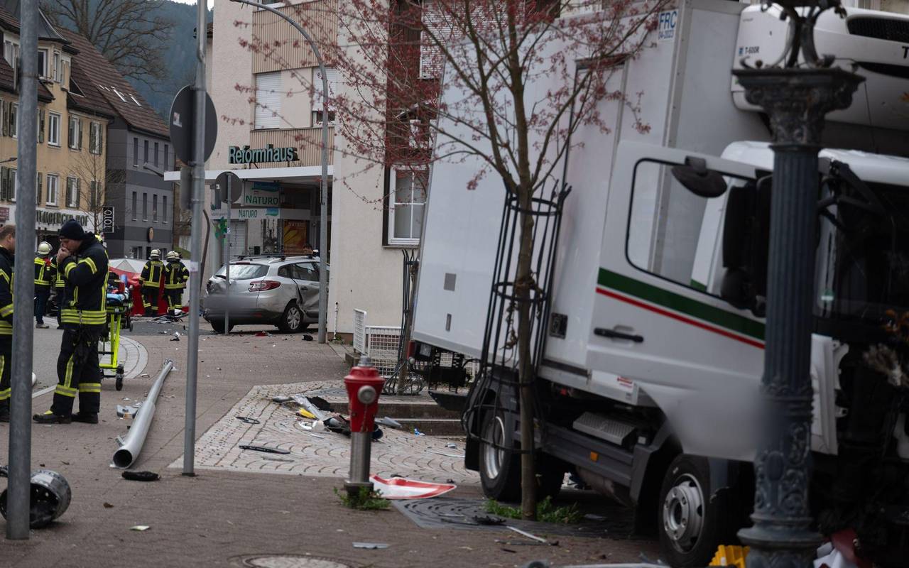 Lastwagen erfasst Mutter und Kind - beide tot