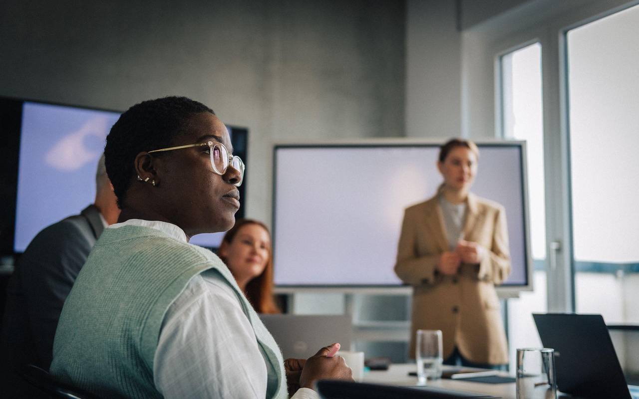 Eine Frau in einem Meeting