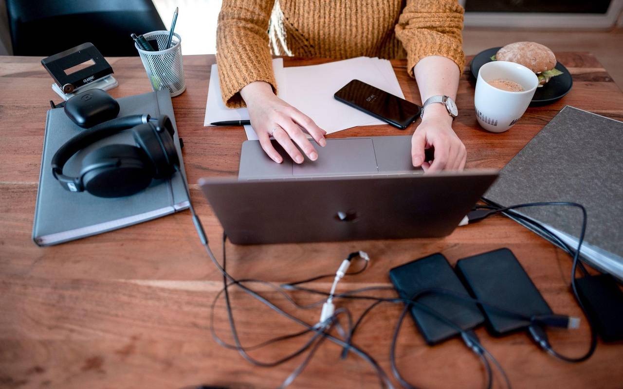 Frau sitzt an einem Laptop