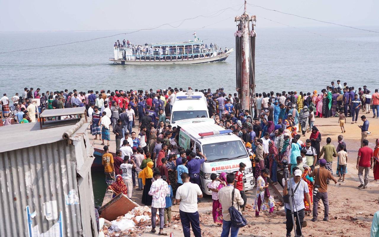 Bus stürzt in Bangladesch ins Wasser