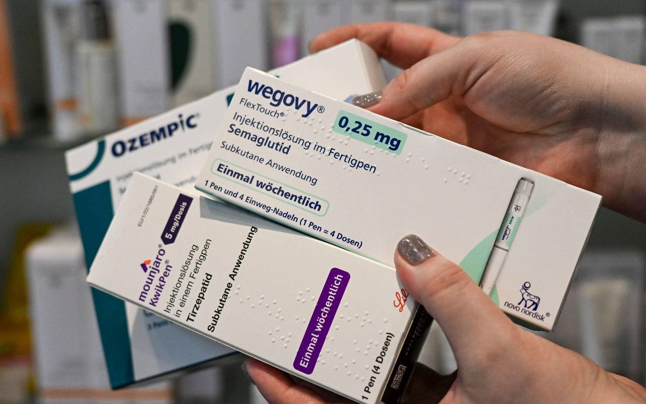 Eine Frau hält Abnehmspritzen verschiedener Marken in den Händen