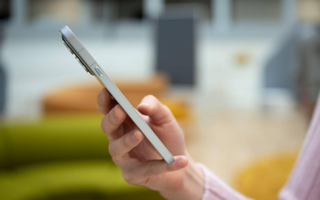 Eine Frau hält das Nothing Phone (4a) Pro