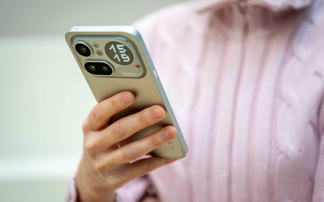 Eine Frau hält das Nothing Phone (4a) Pro