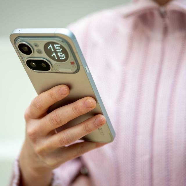 Eine Frau hält das Nothing Phone (4a) Pro