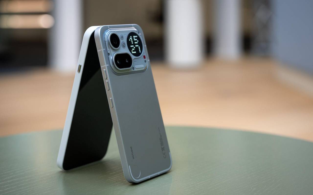 Das Nothing Phone (4a) Pro (r) lehnt an dem Nothing Phone (4a)