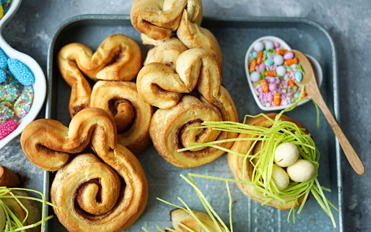 Selbstgemachte Zimtschnecken in Hasenform