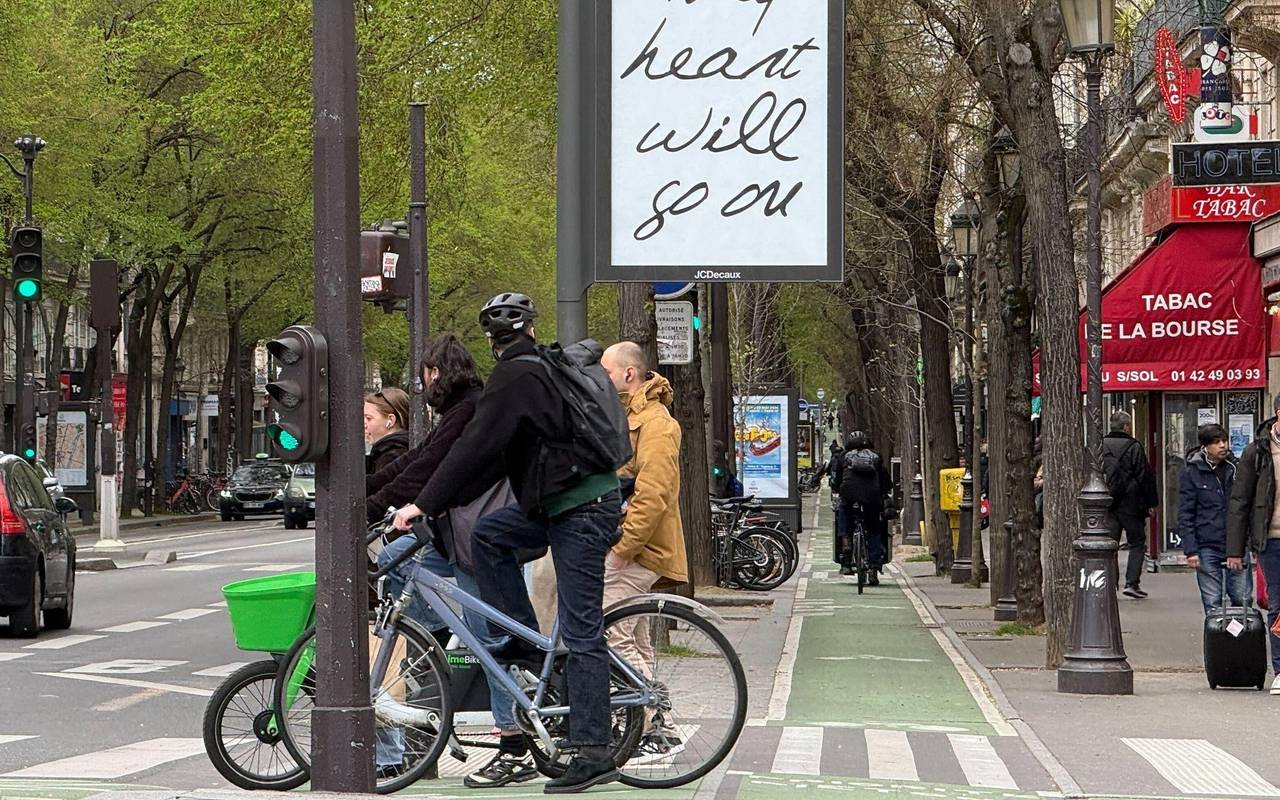 Plakate in Paris zu Dion-Liedern