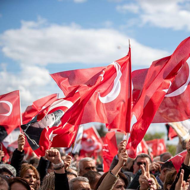 CHP-Anhänger schwenken türkische Flaggen