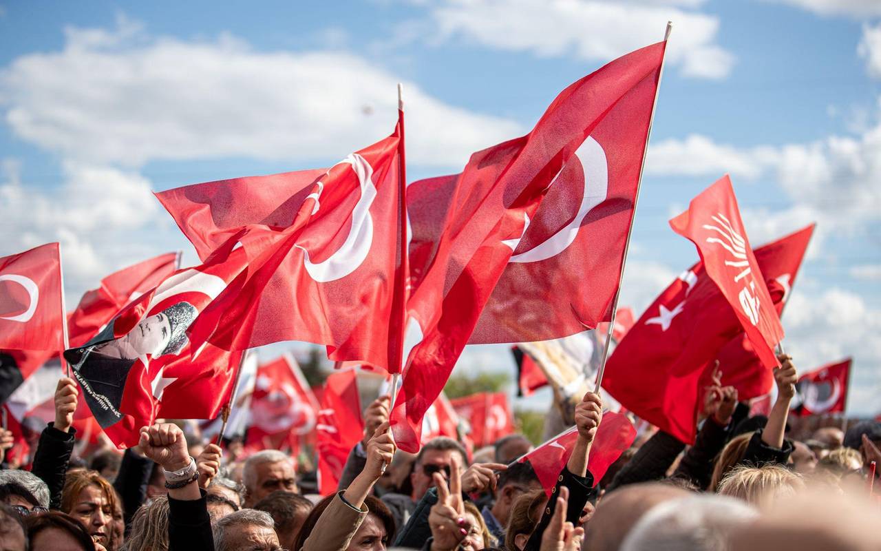 CHP-Anhänger schwenken türkische Flaggen