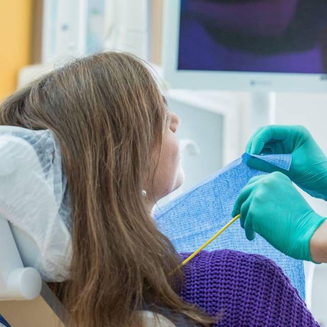 Patientin in einer Zahnarztpraxis