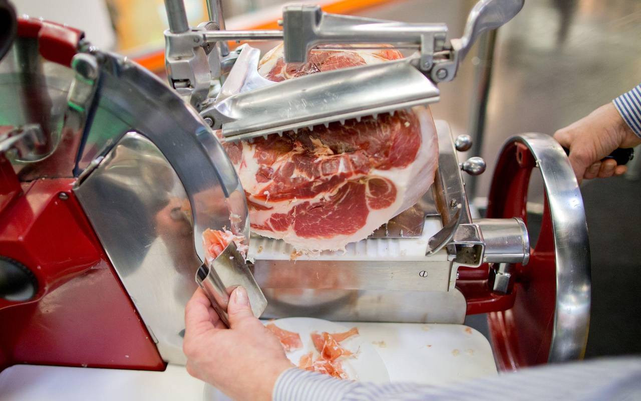 Bio-Parmaschinken wird aufgeschnitten