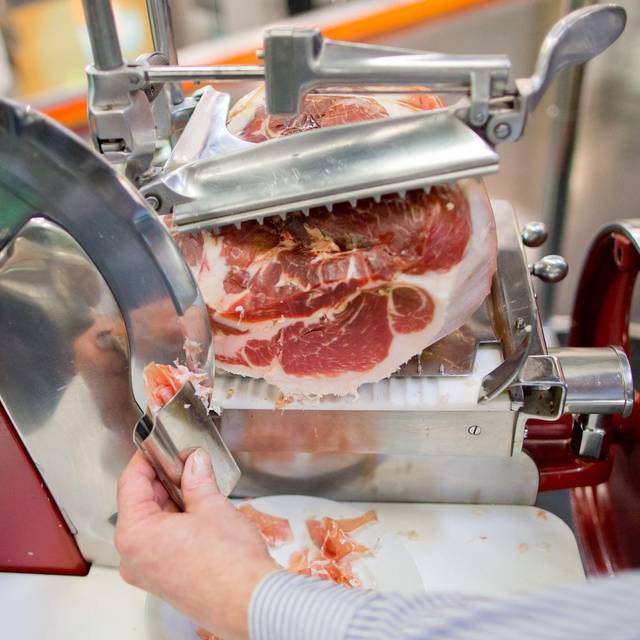 Bio-Parmaschinken wird aufgeschnitten