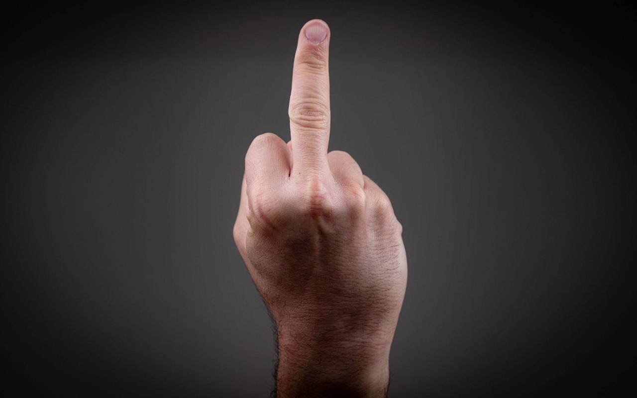 Grundsätzlich wenig elegant: Der Stinkefinger im Arbeitskontext.