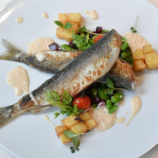 Gebratene Heringe mit Favabohnen und Risoleekartoffeln.