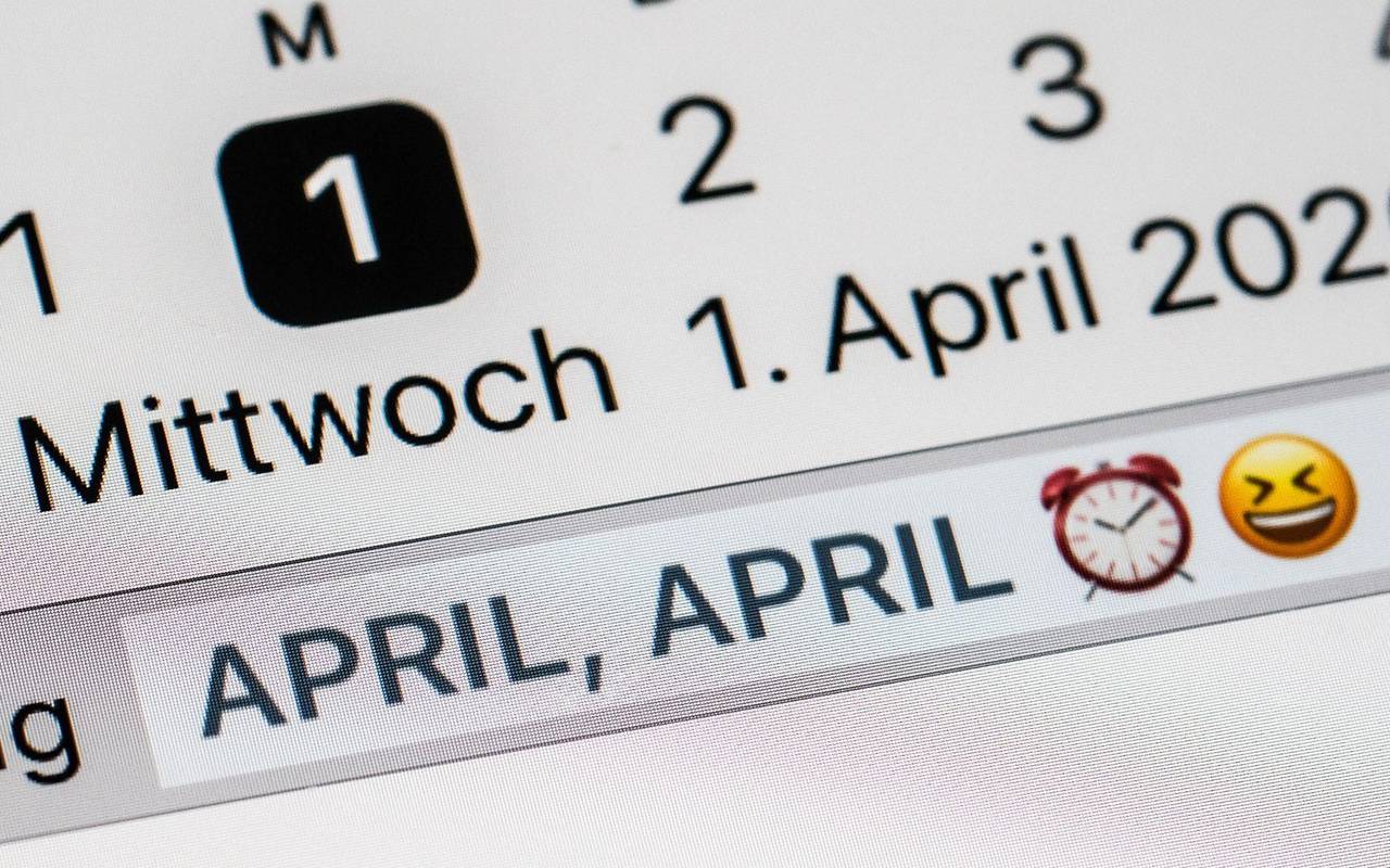 Emojis und die Anmerkung "April, April" auf einem Smartphone