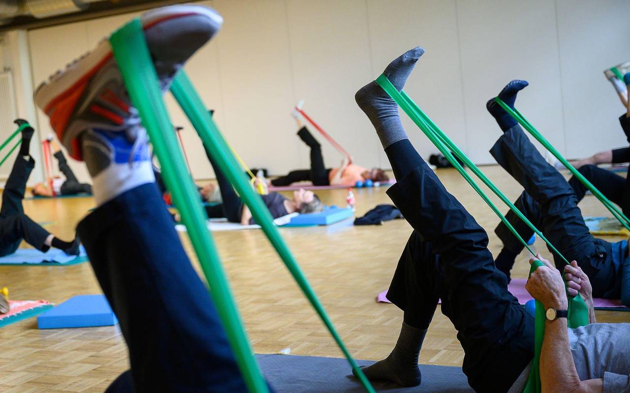 Senioren machen eine Übung mit einem Theraband