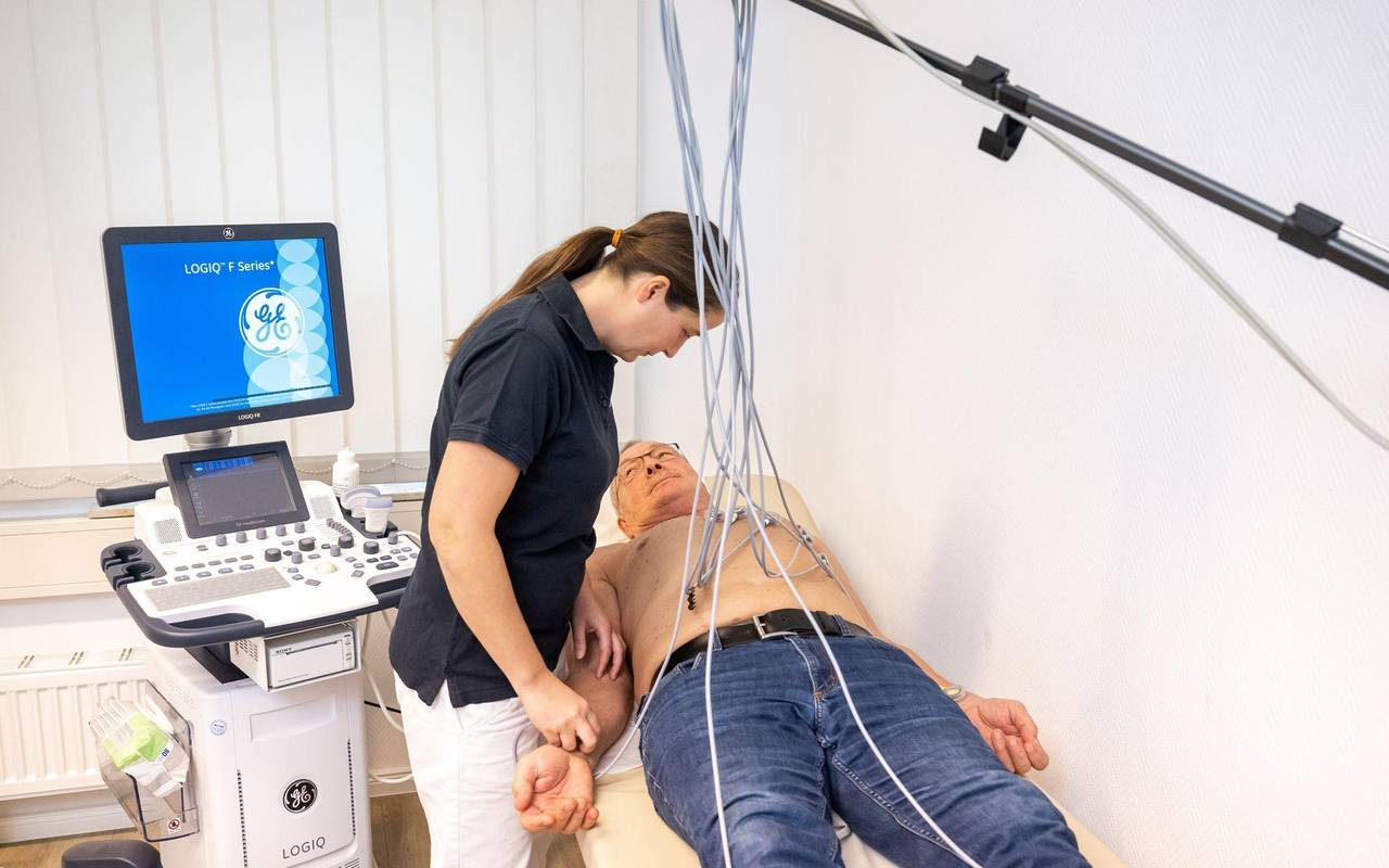 Ein Patient beim Ruhe-EKG