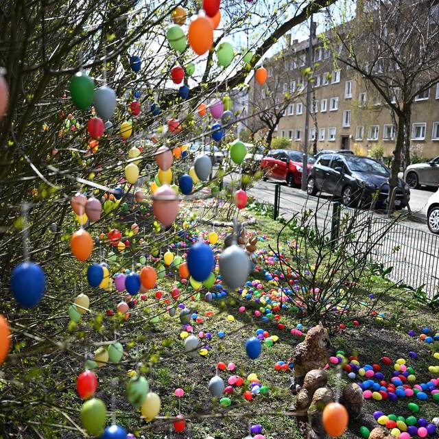 Vor Ostern in Berlin - Straße ist mit tausenden Eiern dekoriert
