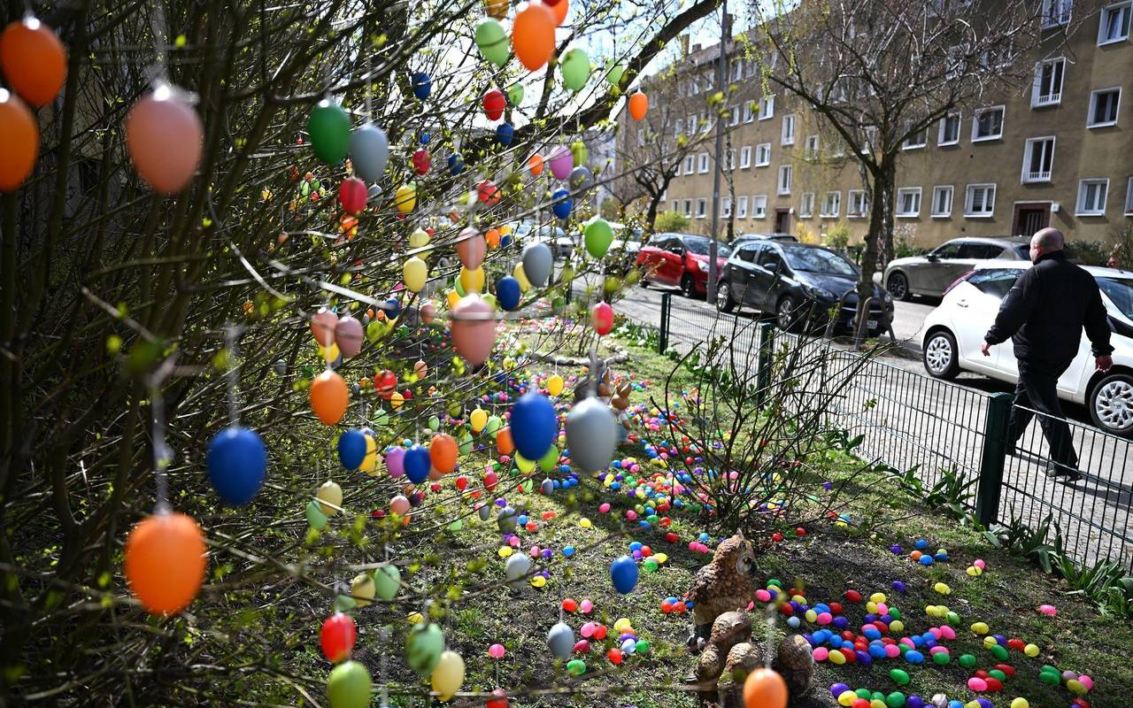 Vor Ostern in Berlin - Straße ist mit tausenden Eiern dekoriert