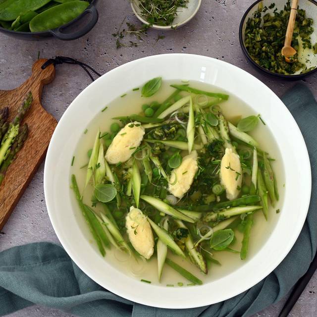 Frühlingssuppe mit Parmesan-Nocken
