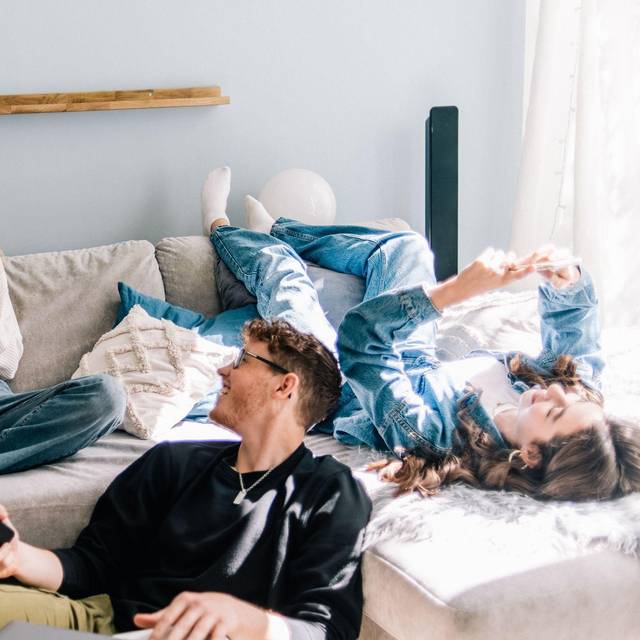 Jugendliche auf einer Couch