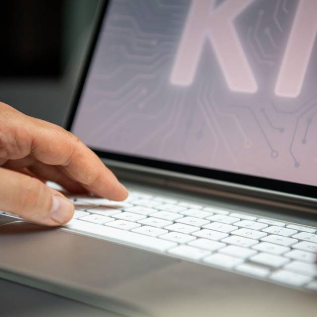 Ein Mann arbeitet am Laptop