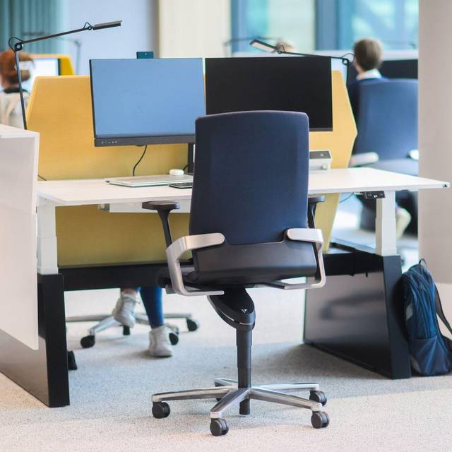 Leerer Schreibtisch in einem Großraumbüro