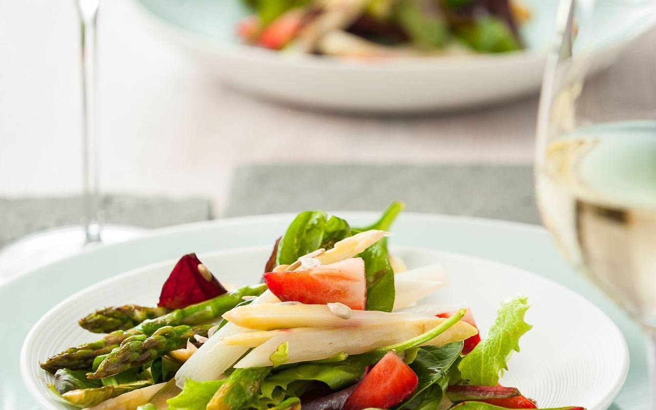 Spargel als Topping auf Salat